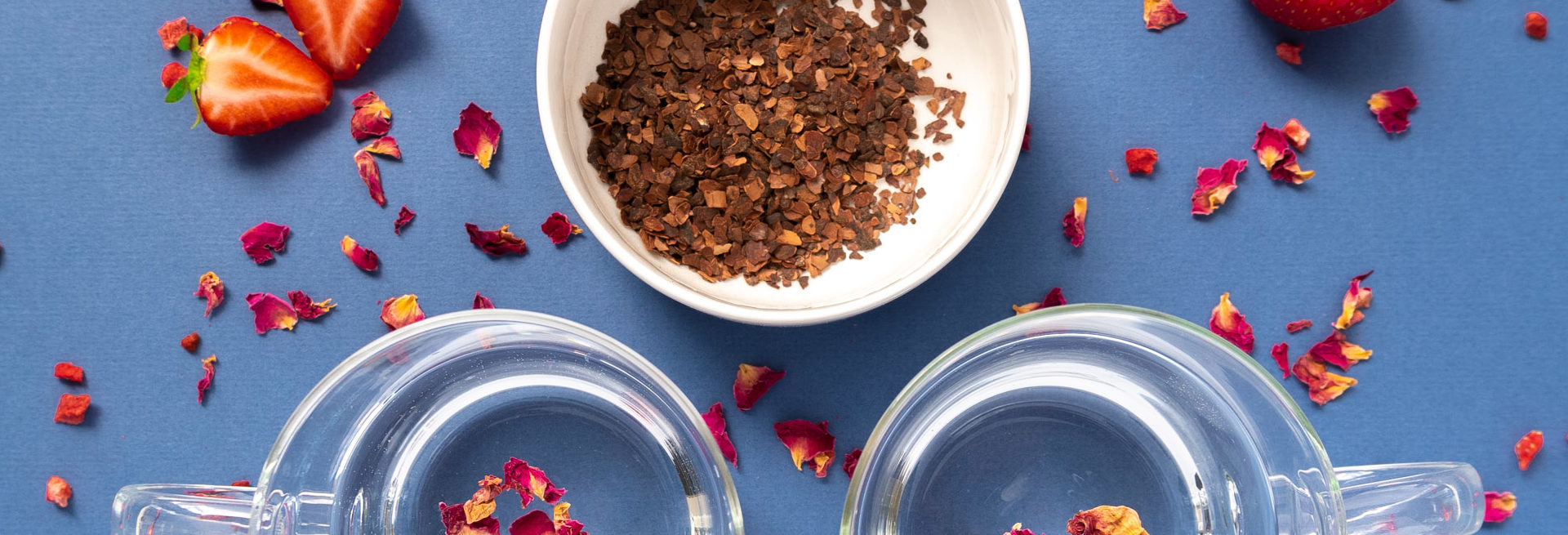 Ingrediënten voor een theerecept van cacao, aardbei en rozenblaadjes